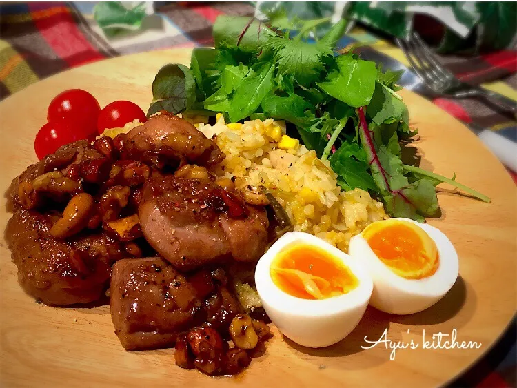 チキンのエスニック風ハニーナッツ炒めとカレーピラフのワンプレート♪|あゆさん