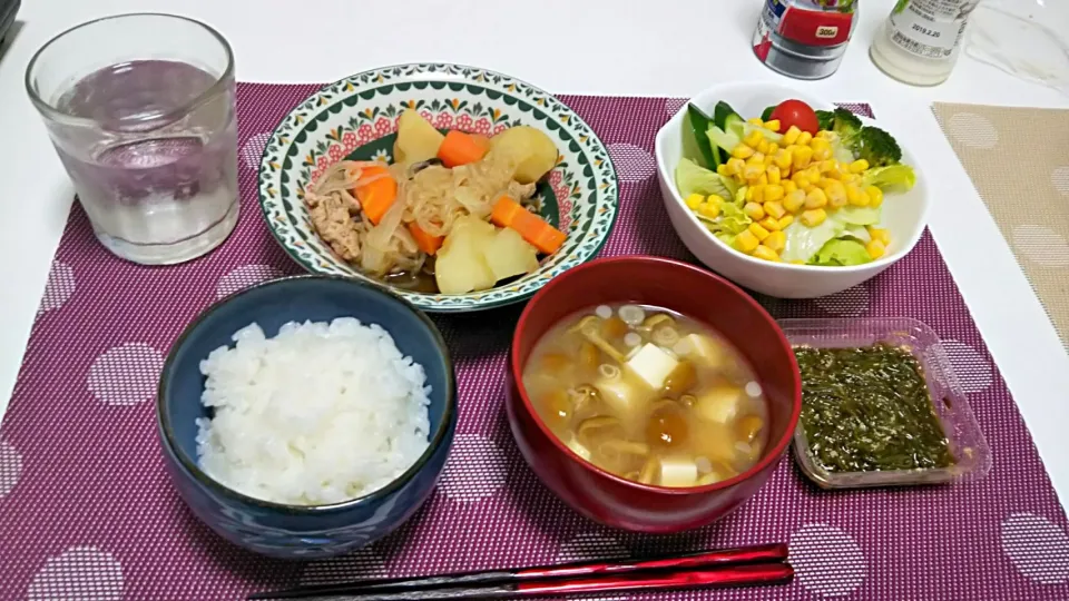 肉じゃが、なめこと豆腐の味噌汁、コーンサラダ、子持ち昆布、炊きたてご飯！|みんさん