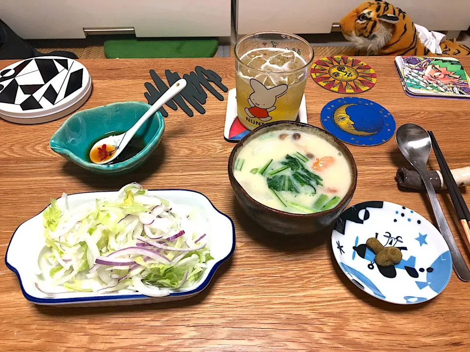 Snapdishの料理写真:晩ごはん。カブと海老とシメジのスープ、豆乳味噌味で仕上げに片栗粉でとろみつけた。淡路島の玉ねぎサラダは黒酢と醤油とニンニクで真っ黒ドレッシングで。|Yukako  Toyamaさん