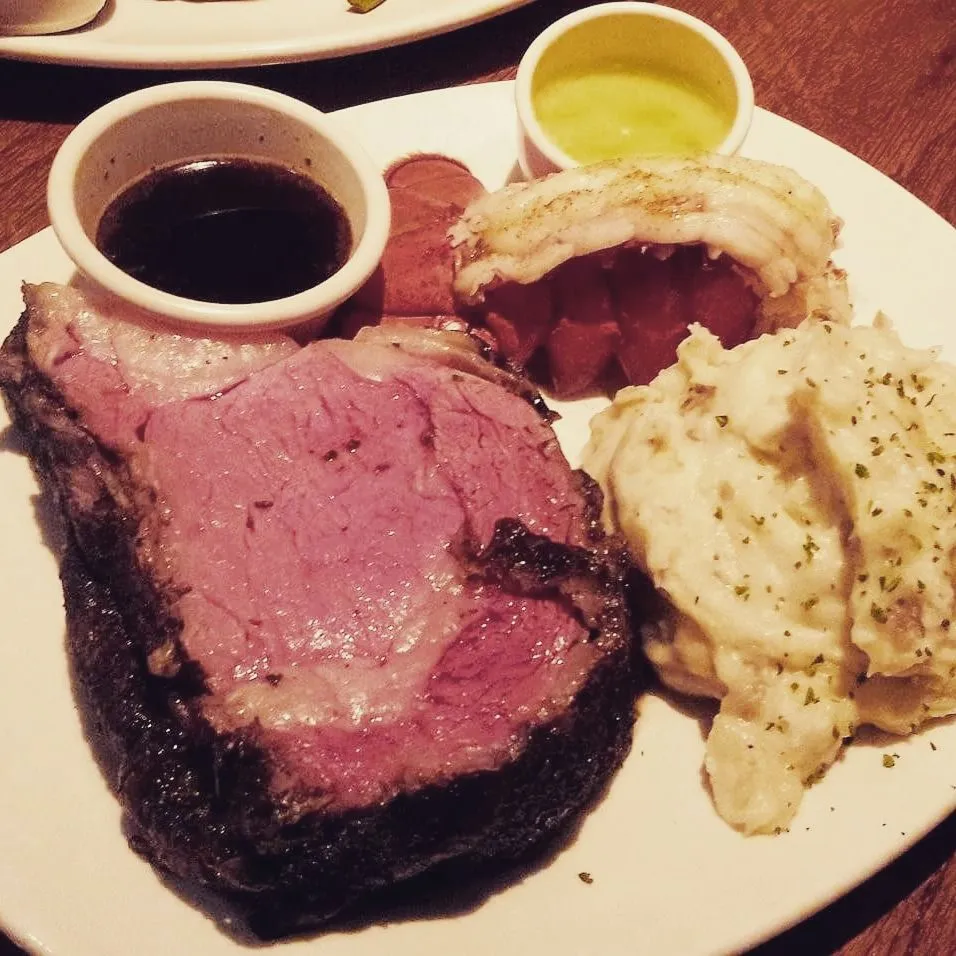 Snapdishの料理写真:surf & turf - prime rib and lobster @ Longhorn Steak House|steven z.y.さん