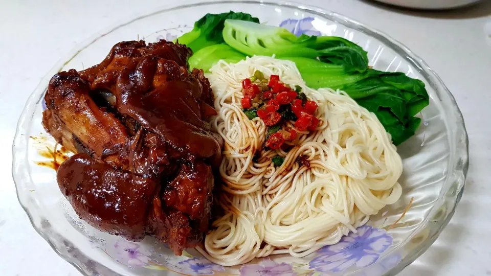 猪脚面线 - braised trotter with thin noodles|steven z.y.さん