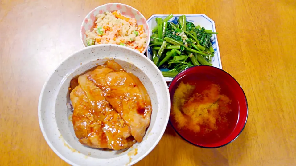 １０月９日　豚丼　枝豆とにんじんのおから和え　空芯菜の炒めもの　お味噌汁|いもこ。さん