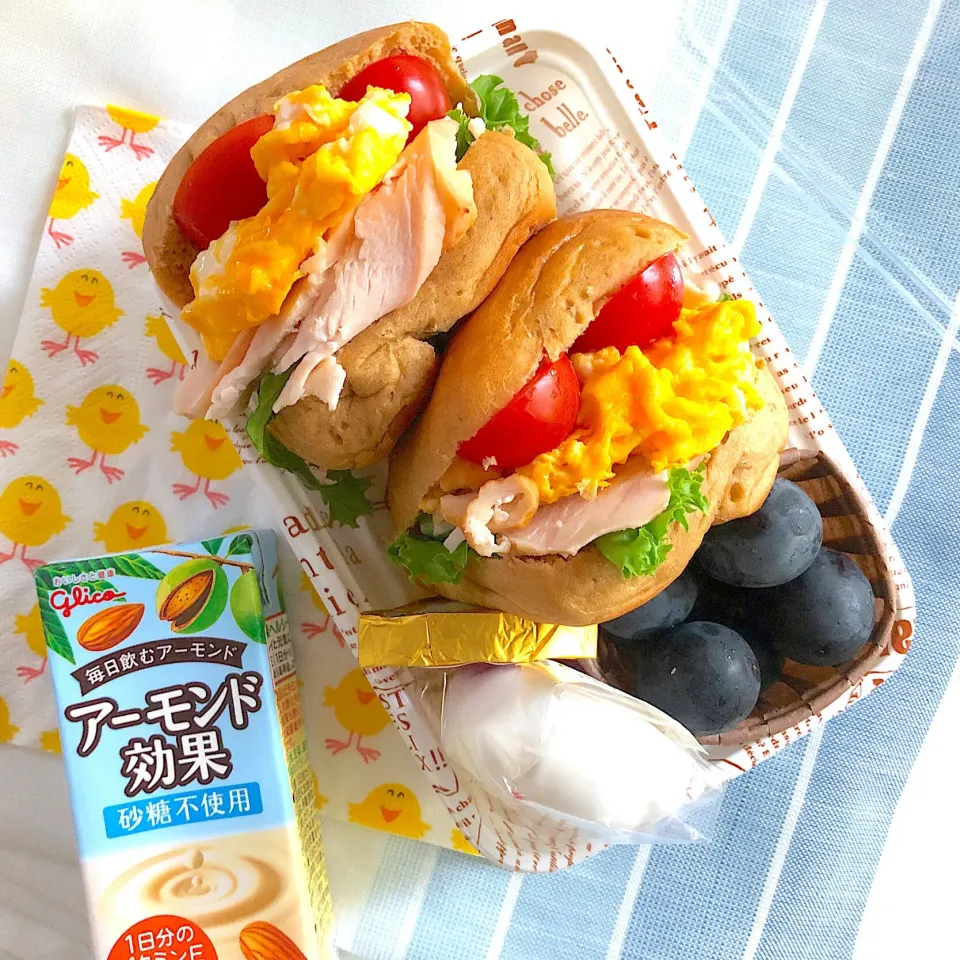 低糖質ブレッドでローストチキンと卵のサンドイッチ🥪|あしゃぱんさん