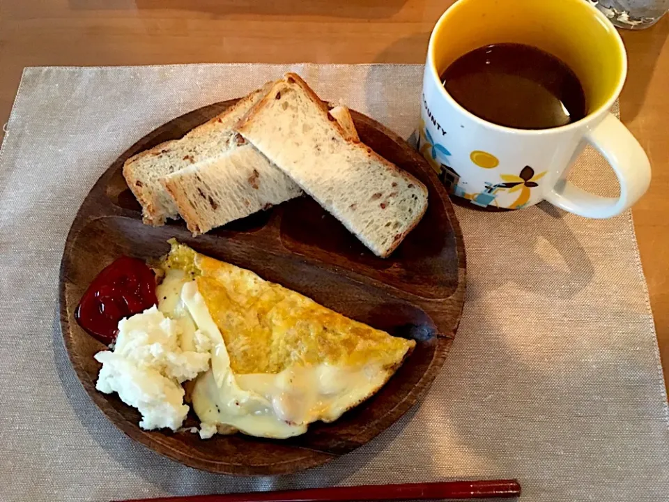 ライ麦パンとトマトチーズオムレツ🧀🍅|にゃふてんさん