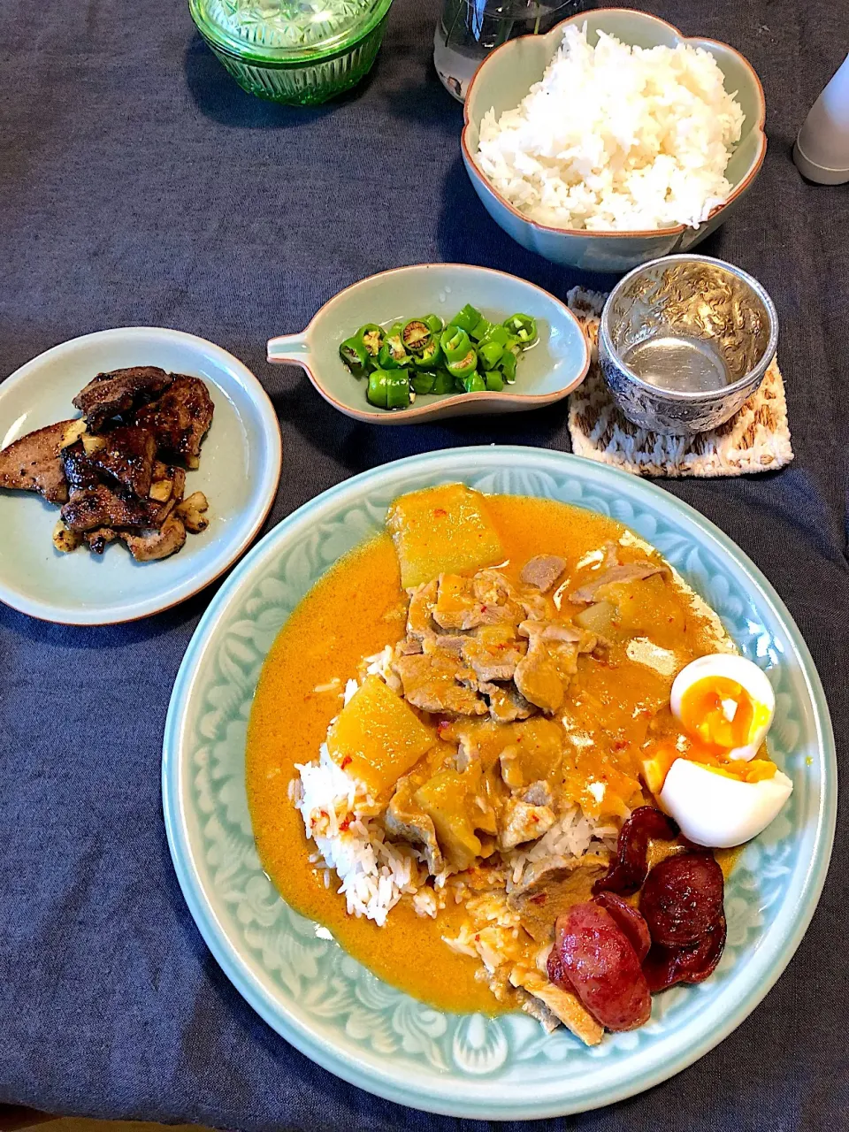 豚肉と冬瓜のイエローカレー、豚レバーのにんにく揚げ焼き|よだみなさん