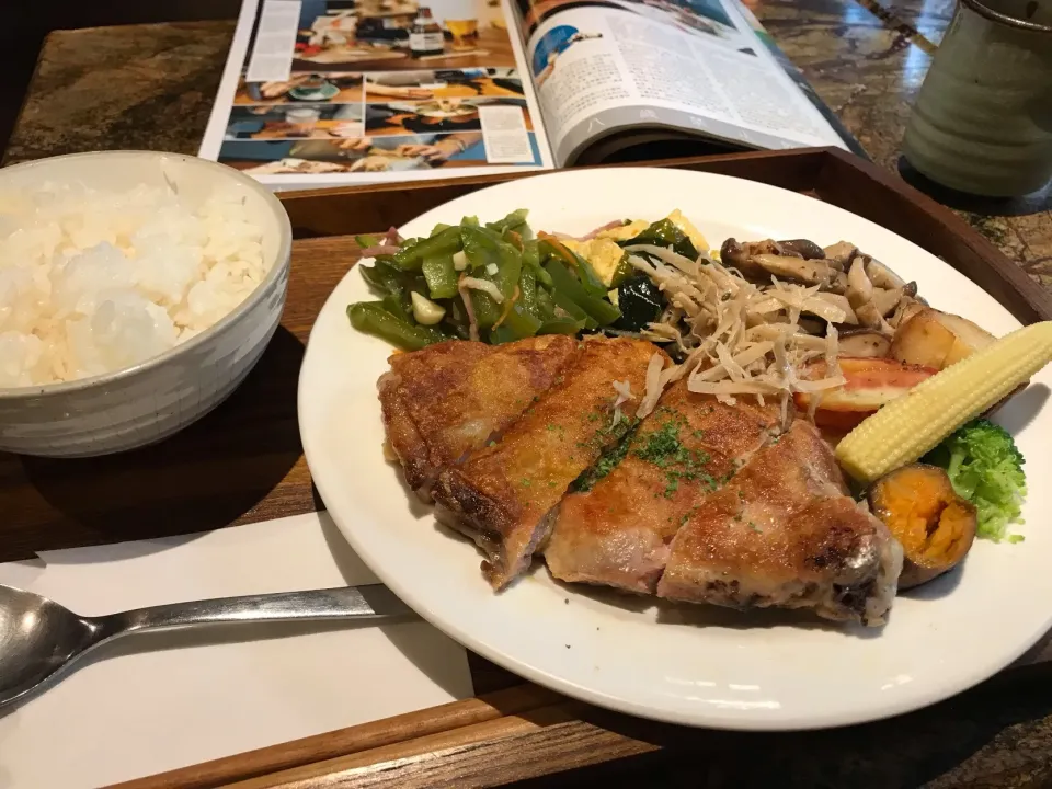 Snapdishの料理写真:皮脆脆雞腿排飯|Orangeさん