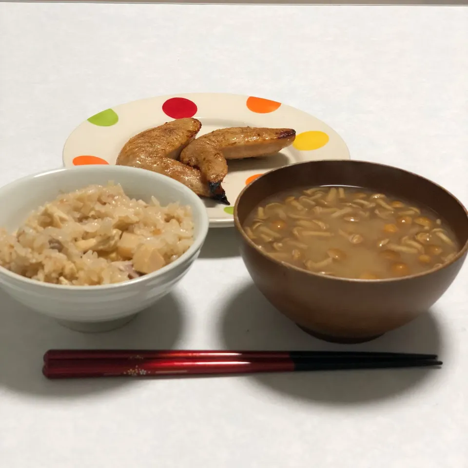 炊き込みごはん、手羽先、豆腐となめこの味噌汁|ひかぽんさん