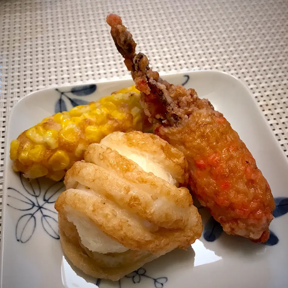 Snapdishの料理写真:今日は、全くロカボな食事では無い１日でしたわ😆
福岡出張の戦利品は何故か西郷どんの地元の鹿児島のさつま揚げでごわす🐟
季節限定の半熟たまごのさつま揚げが絶品なのよね💓|にゃあ（芸名）さん