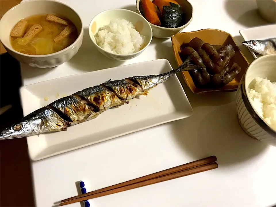 秋刀魚の塩焼き、蒟蒻の煮物、かぼちゃの蜂蜜煮、白菜と油揚げの味噌汁|ていみきさん