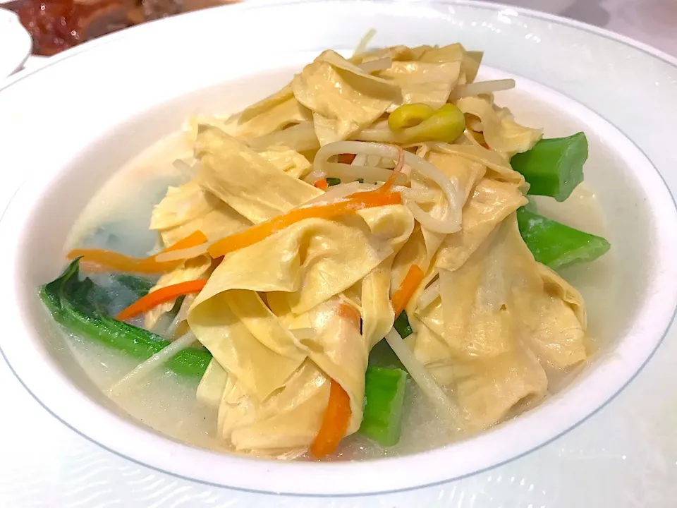 Poached vegetables with bean curd sheet in soy bean soup|Sky Blueさん