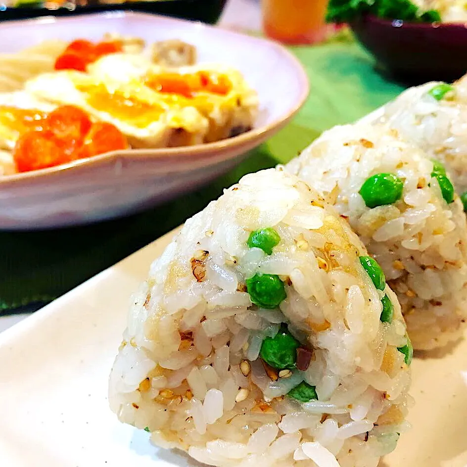 鰹節とゴマのピースおにぎり🍙|ハマちゃんさん