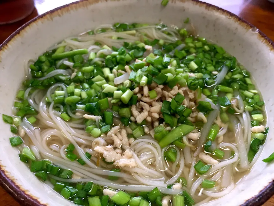 ラーメンみたいな煮麺、ニラだくで！|さんだーさん