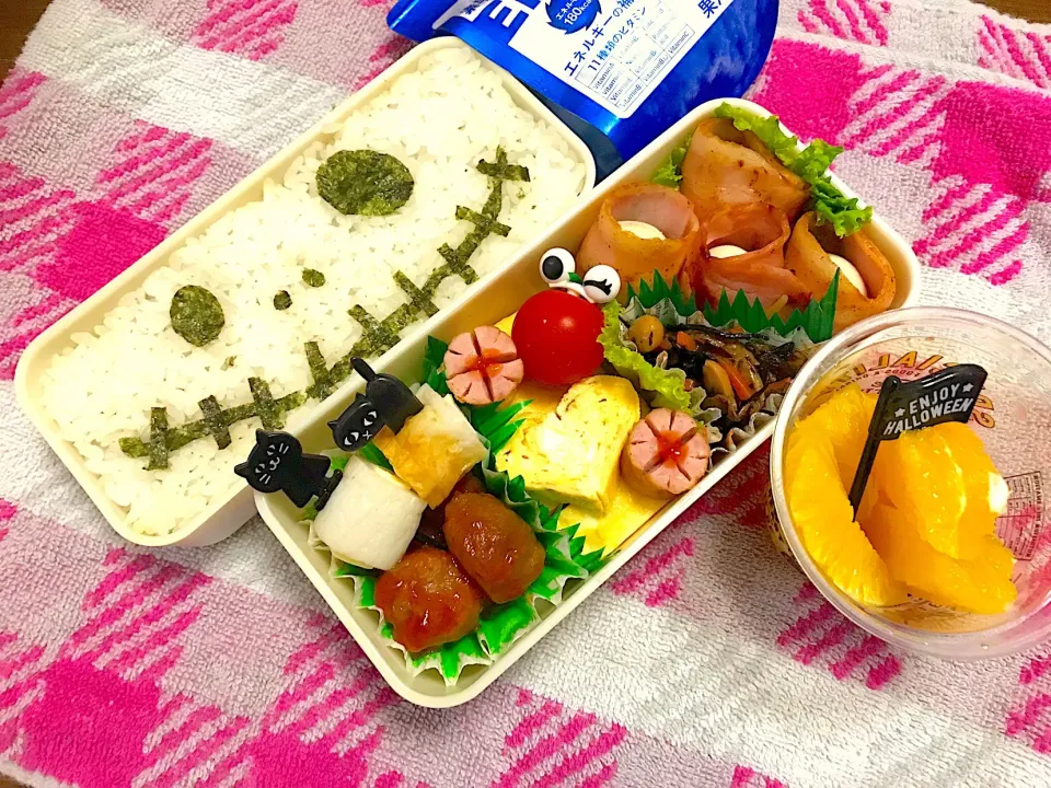 Snapdishの料理写真:中間テスト終了【ハロウィン気分】弁当〜間引き菜漬物挟みご飯・うずらベーコン・玉子焼き・ミートボール・ひじき煮・チーちく〜  #お弁当  #キャラ弁  #きゃら弁  #ハロウィン #ハロウィン弁当|華恋さん