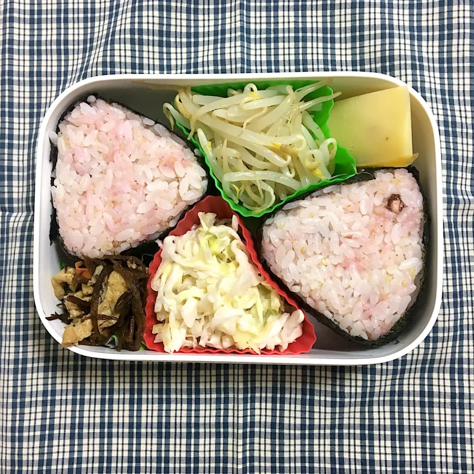 10/12
桜もち風ご飯のおにぎり
キャベツのコールスロー
もやしの酢の物
ひじき煮
ゴーダチーズ🧀|aichanさん