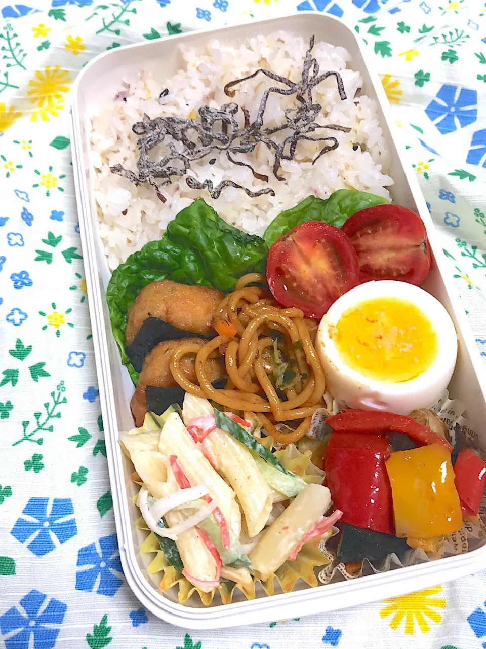 10.12☆旦那弁当
のり巻き唐揚げ
ゆで卵
焼きそば
マカロニサラダ
カラフル野菜のハーブ塩炒め|のん∞さん