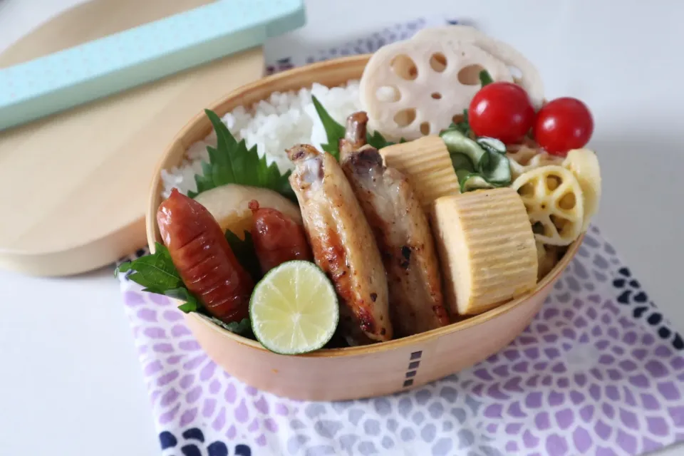 中学生男子弁当🍱
手羽中塩レモン焼きと大根煮付け弁当🐔|なかじー。さん