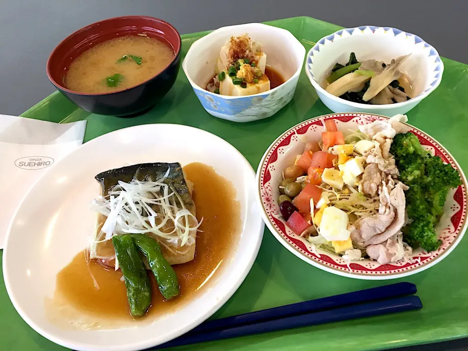 鯖の生姜煮、冷奴、青菜と舞茸のお浸し、コブサラダ、味噌汁|Tadahiko Watanabeさん