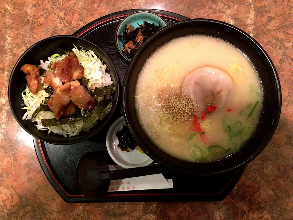 おすすめ定食(とり丼ととんこつラーメン)|ばーさんさん