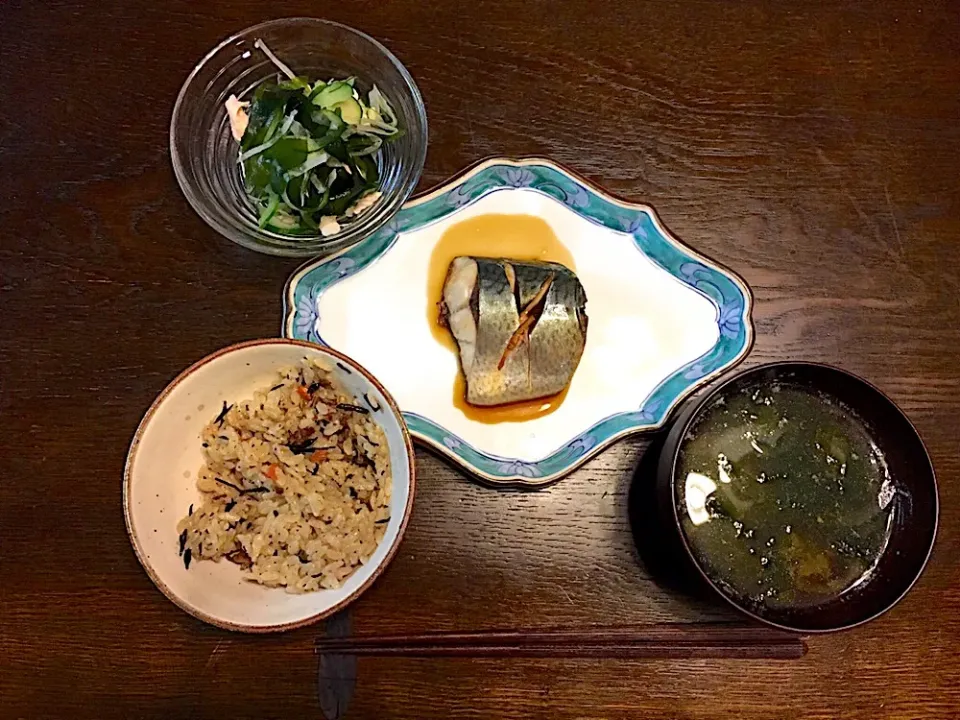 Snapdishの料理写真:鯖の煮付け
じゅーしーご飯
キュウリと玉ねぎとワカメのサラダ
ワカメの味噌汁|カドラさん