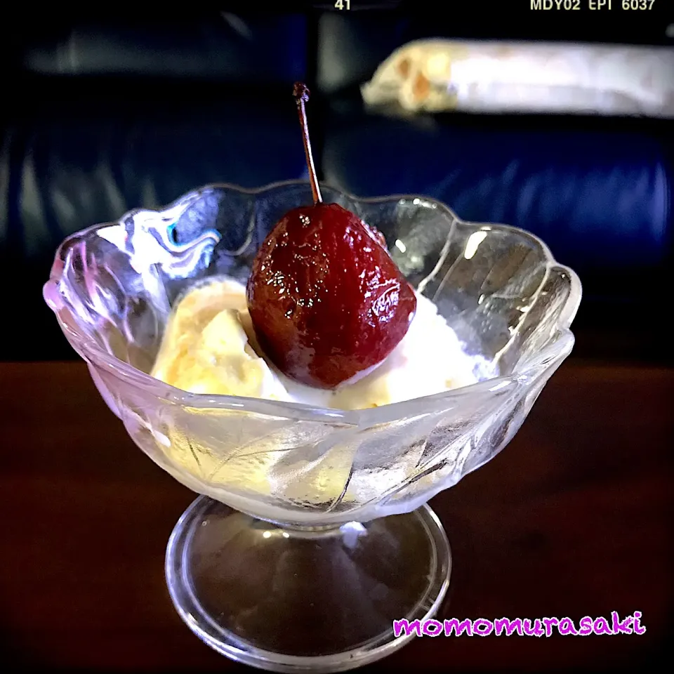 Snapdishの料理写真:生プルーンのコンポート(赤ワイン仕立て)&アイスクリーム🍨🍷💜とルビー色の赤ワインシロップ #生プルーン#コンポート#生プルーンのコンポート #赤ワイン煮  #北海道産 #完熟プルーン #アイスクリーム#炊飯器レシピ #けこちゃんありがとう#シロップも色々使えそう❤️|ももさん