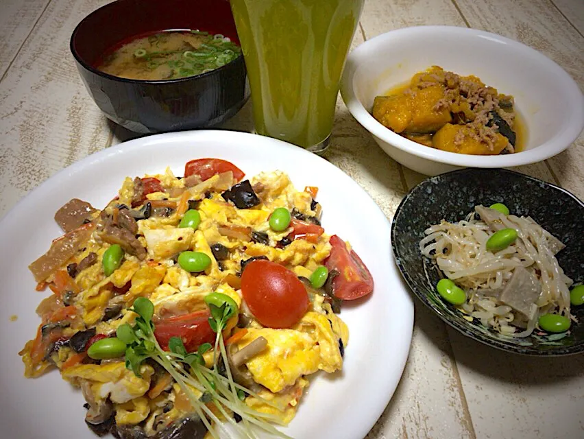 今日の男飯(๑˃̵ᴗ˂̵)トマト肉炒り卵&かぼちゃの煮物🎃&もやしと黒はんぺんのにんにくナムル&豆腐とワカメの味噌汁🎶|ひーちゃんさん