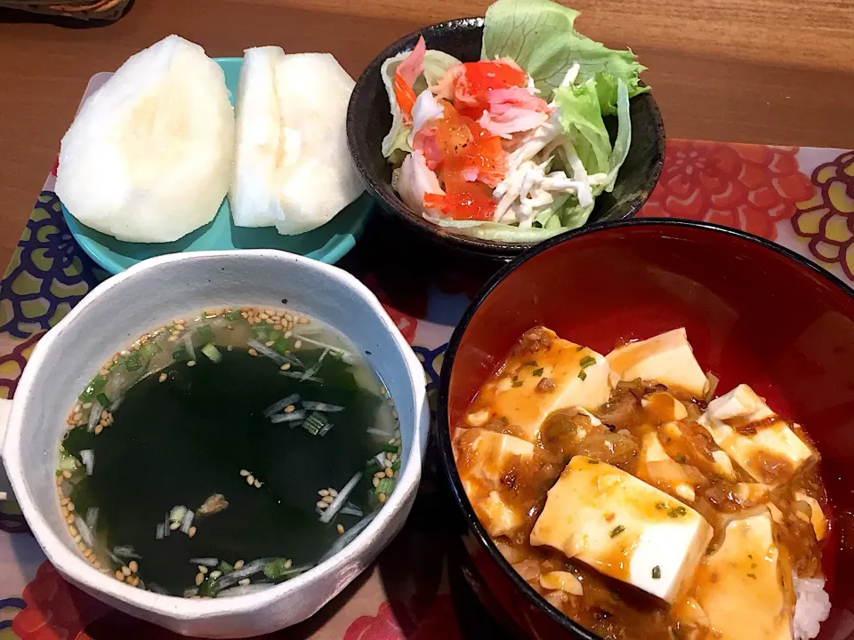 Snapdishの料理写真:晩御飯
麻婆丼、ごぼうサラダ、カニカマ、レタス、わかめとネギのスープ、豊水梨|かよちゃんさん