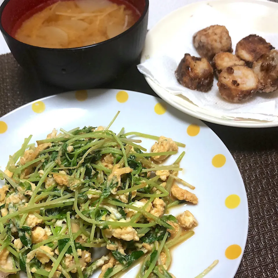 Snapdishの料理写真:豆苗と鶏肉の卵炒め、大根とえのきの味噌汁、里芋のからあげ
 #今日の晩御飯|ぴらこさん