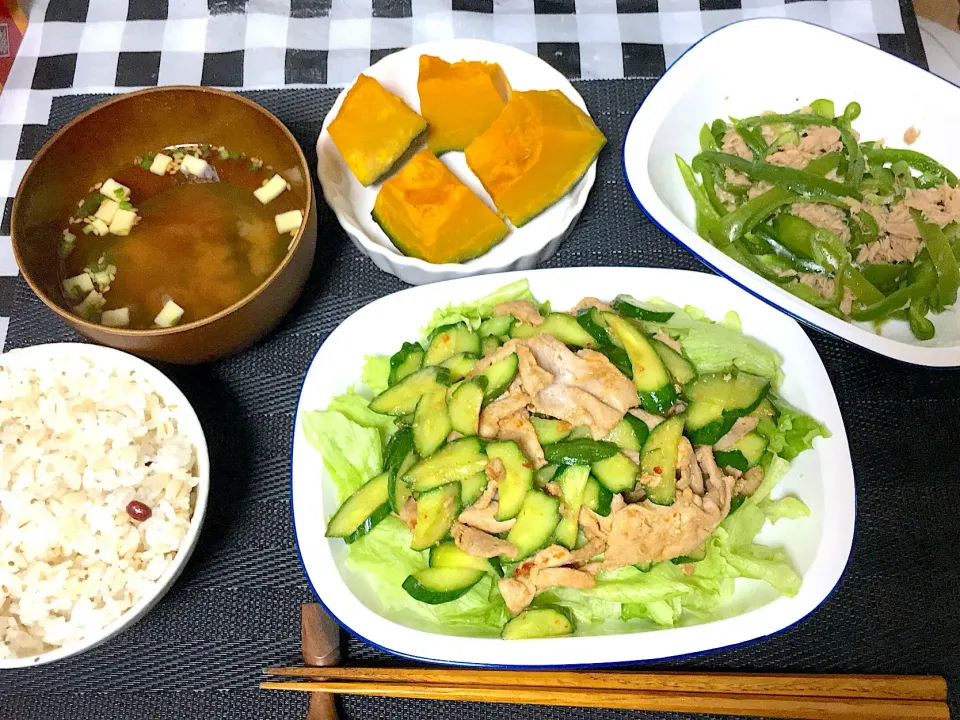 豚肉ときゅうりのしょうが炒め
無限ピーマン
南瓜
めかぶと小葱の味噌汁
雑穀麦ごはん|yumyum😋さん