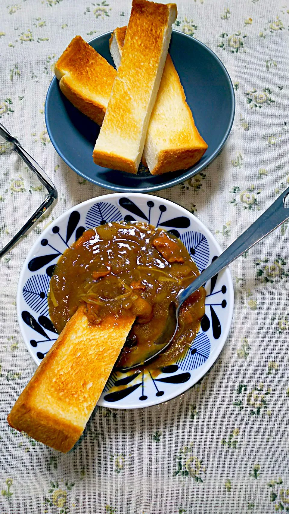 今夜はカレーパン 
しめじカレー

 #食パン #じゃが芋 #たまねぎ #人参|福島由美子さん