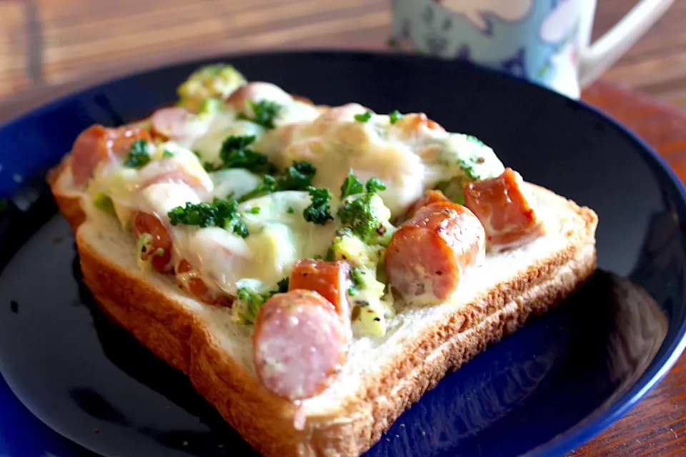 ソーセージとブロッコリーののっけ焼きパン|よっすぃさん