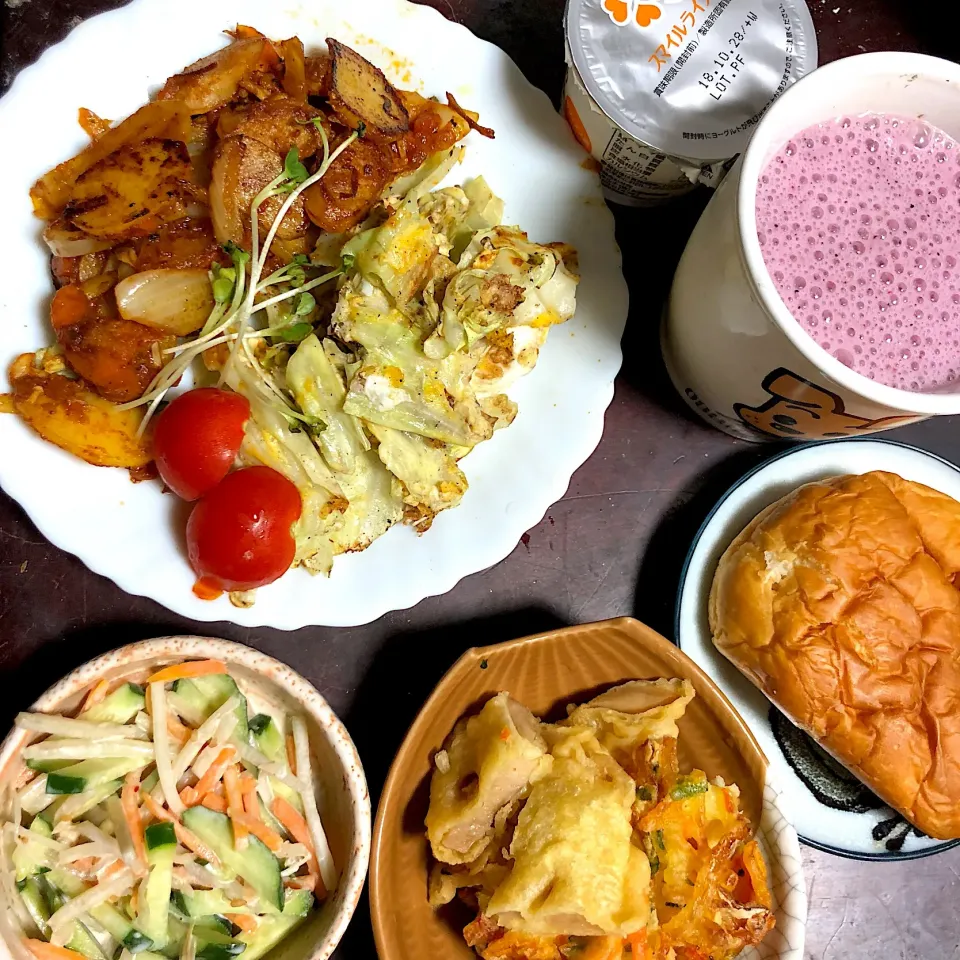 Snapdishの料理写真:今日の朝ごはん。
ベリーミックスとバナナのジュース、キャベツと卵の炒め物、カリーブルスト、ゴボウ胡瓜のサラダ、やさいのかき揚げと蓮根の天ぷら、かぼちゃパン、ヨーグルト。|岸野 令子さん