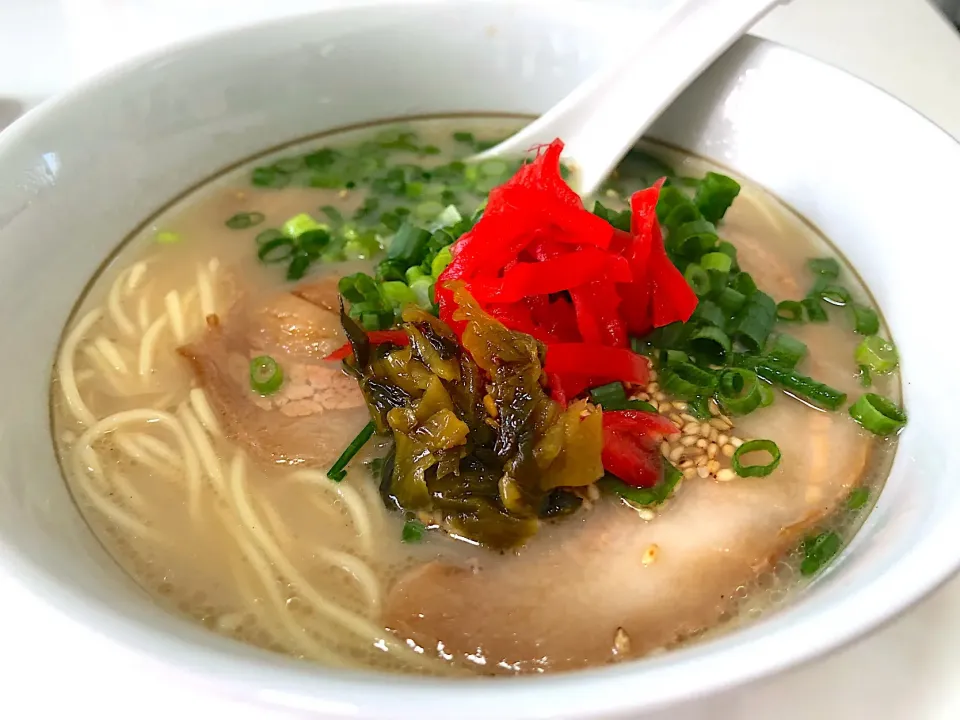 Snapdishの料理写真:長浜ラーメン🍜 自家製チャーシューと高菜もトッピング✨✨|NOBUちえさん