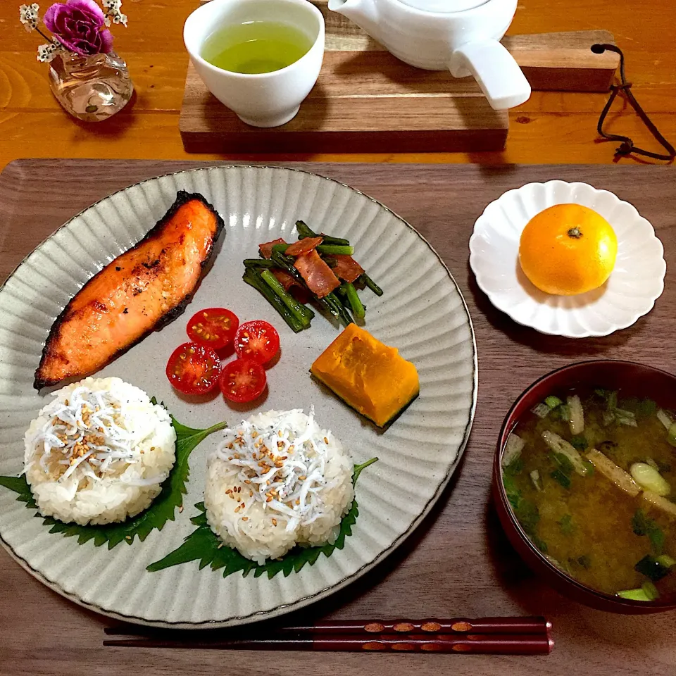 鮭の味噌漬け、かぼちゃ、ニンニクの芽ベーコン炒め、プチトマト、大葉のしらすごはん、即席味噌汁、みかん❣️😋🥢|ぱさくまさん