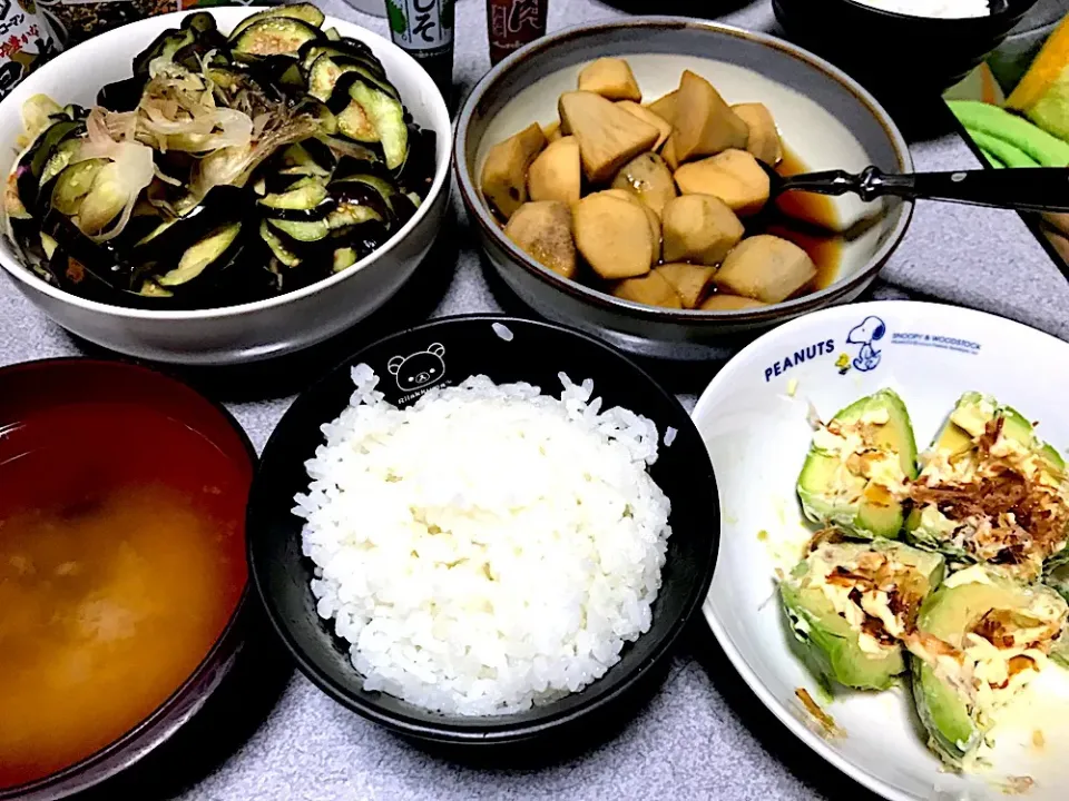 Snapdishの料理写真:朝食のような昼飯のようなで！ 白米、里芋の煮物、アボカドおかかマヨ醤油、茄子ミョーガ浅漬け、しじみワカメ味噌汁|ms903さん