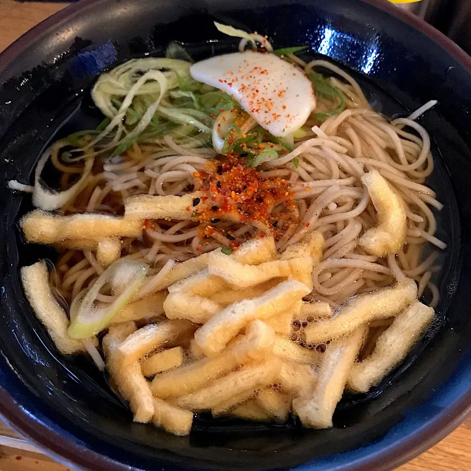 今日は滋賀県草津市の某家電メーカーの食堂が休みなので、近所の蕎麦屋で刻み蕎麦（五割蕎麦）を昼餉とする🍜全然低糖質ロカボ食と程遠いなぁ😭|にゃあ（芸名）さん