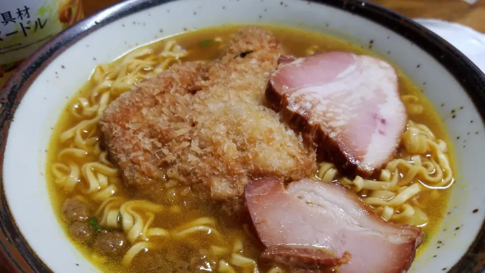 カレーヌードルにとんかつと焼き豚トッピング|Morito Kamiyaさん