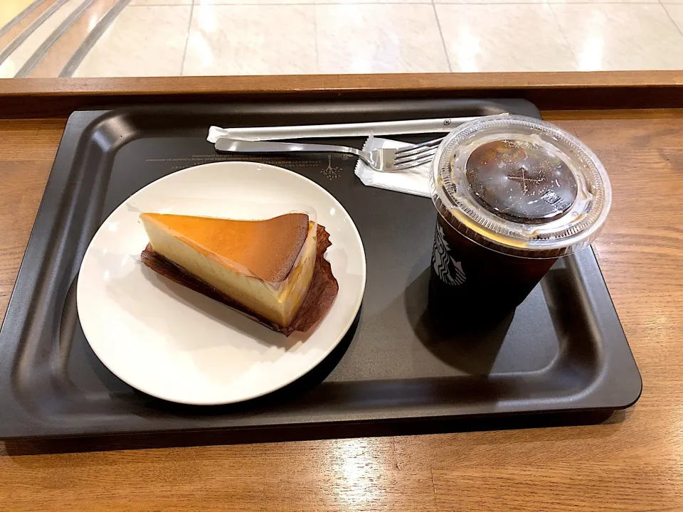 ニューヨークチーズケーキとコールドブリュー|(´ｰ｀)さん