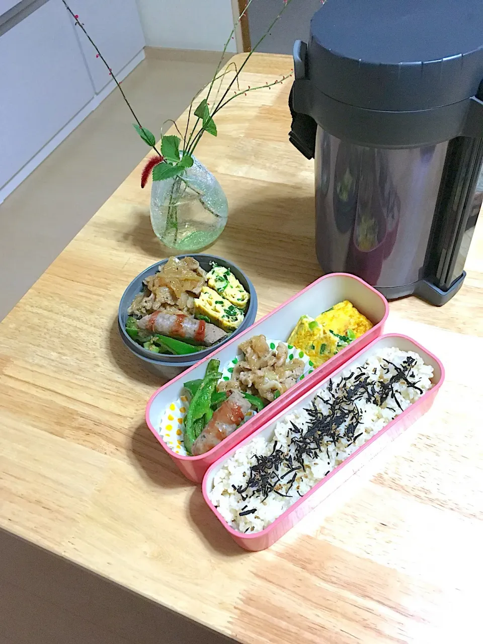 Snapdishの料理写真:昨日のお弁当(*≧ｍ≦*)
豚の生姜焼き
ピーマンの味噌炒め
手作りソーセージ
ニラ入り卵焼き
しそひじきご飯|さくたえさん