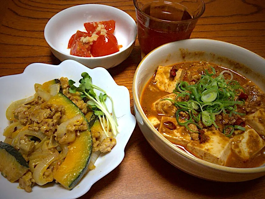 今日の実家でのテニス前(雨降ってるけど)の男飯(๑˃̵ᴗ˂̵)ピリ辛麻婆豆腐&ジャーマンかぼちゃ🎃&ニンニクトマトナムル🍅🎶|ひーちゃんさん