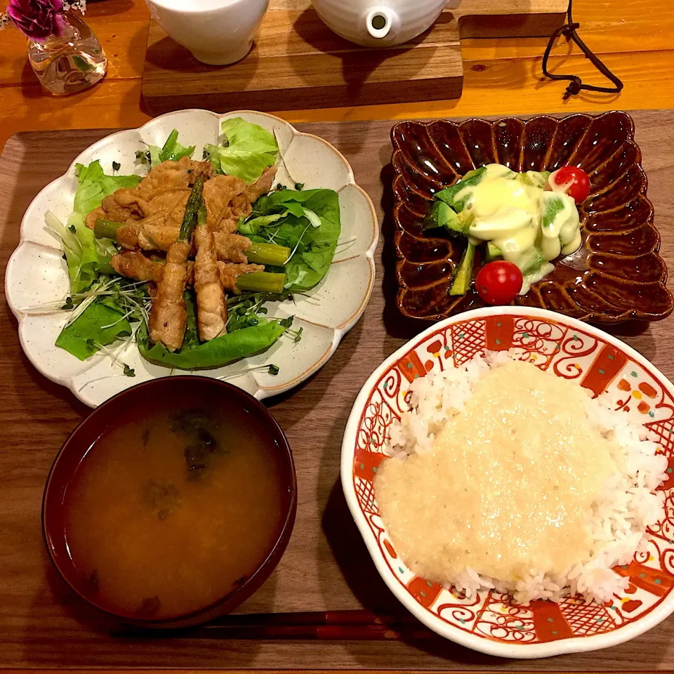 Snapdishの料理写真:サラダの上にアスパラの豚肉巻き、アボカドトマトのチーズ焼き、とろろ麦ご飯、あさりのあおさ味噌汁♡😋🥢|ぱさくまさん