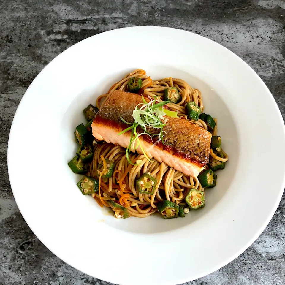 Buckwheat, carrots and okra tossed in coriander chilli sauce with pan seared salmon belly|12Dragonさん