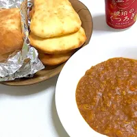 Snapdishの料理写真:ナンと残り物カレー(❁︎´ω`❁︎)|ayaさん