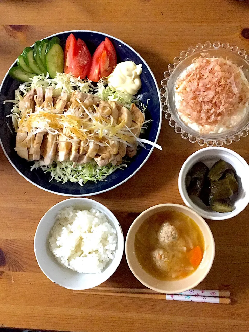 晩ごはん。鶏の釜あげ。肉団子と根菜のお味噌汁。冷奴。相馬きゅうり漬け物。|みぽさん