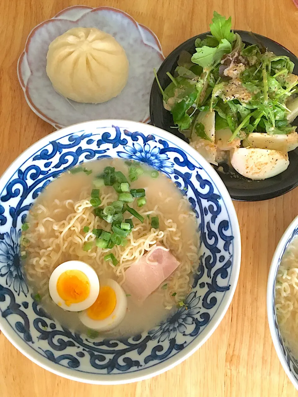 半年ぶりのインスタントラーメン♬ うまかっちゃん スマイルボールのサラダ 肉まん|さくたえさん