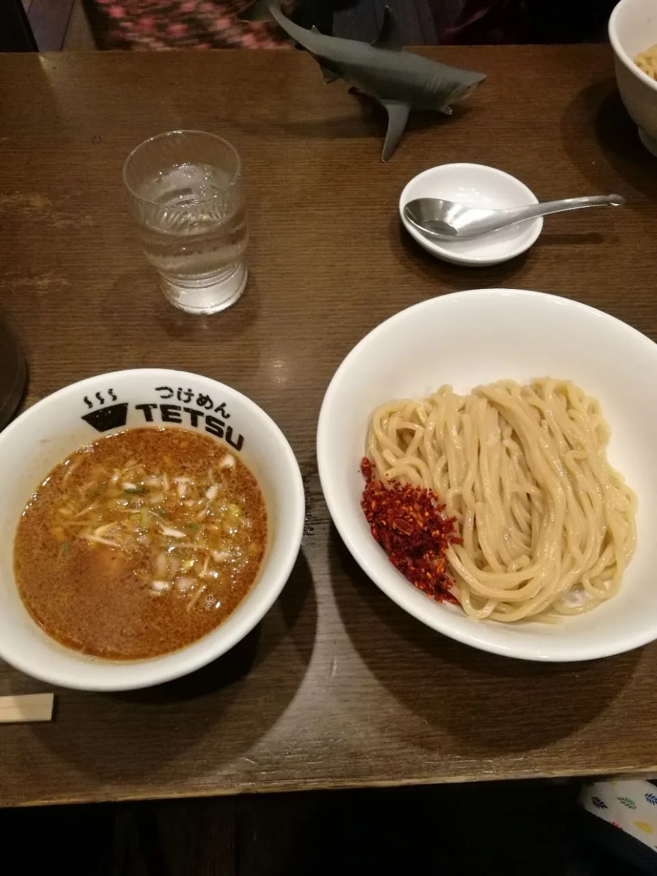 久々のつけ麺は辛つけ。辛さ足りなくて卓上の辛味を足しまくった。 #つけ麺 #TETSU|MORiさん