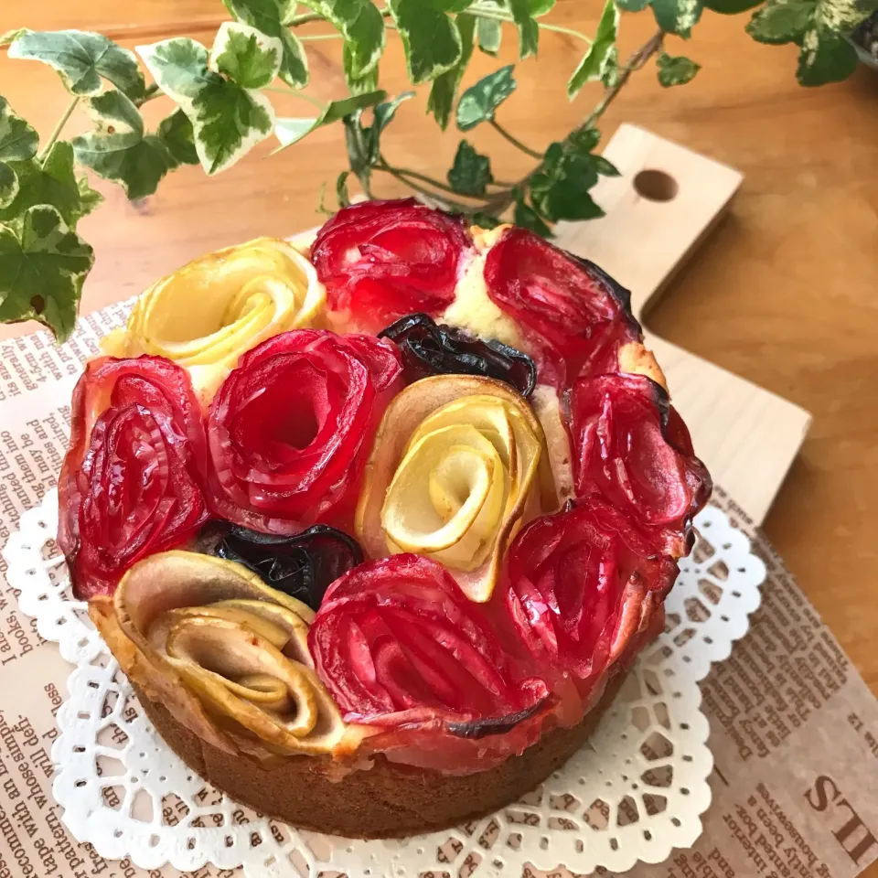 🌹ブーケ💐な お祝いケーキ🎂が焼けました🍎赤りんごと 青りんご🍏とプルーンのバラ🌹|Hollyさん