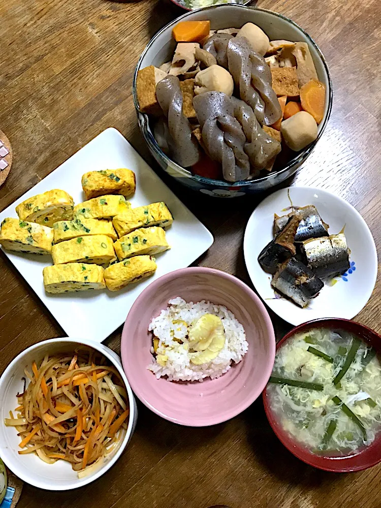 秋刀魚の梅煮・大根の皮きんぴら・筑前煮・ネギ出汁巻・栗ご飯・きのことニラのかきたま汁|ちびろ菌さん