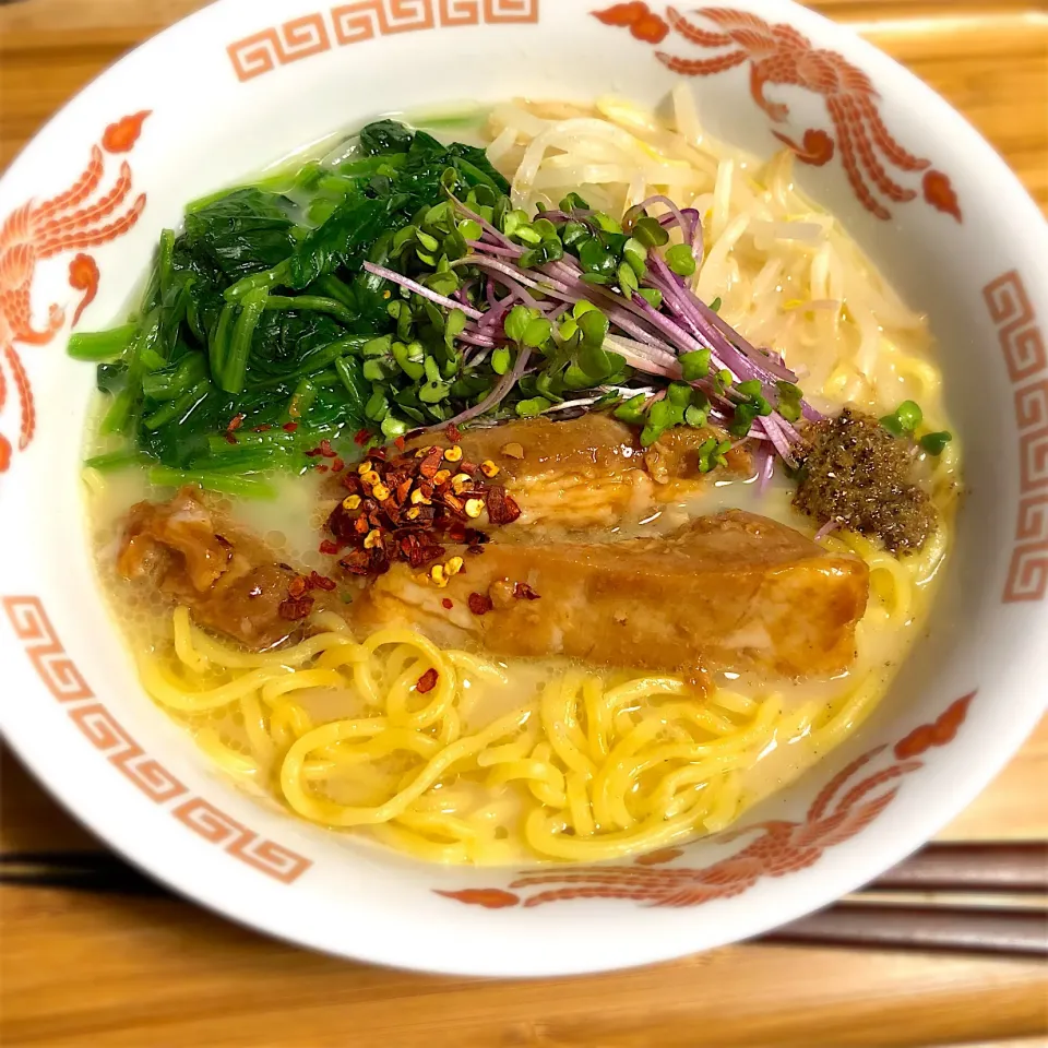 Snapdishの料理写真:豚角煮の豚骨醤油ラーメン|Osamu_Hatakeさん