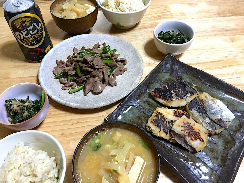 Snapdishの料理写真:地味目な晩ごはん(´ー｀A;) ｱｾｱｾ
砂ズリとニンニクの芽のガーリックペッパー炒め

さわらの西京焼き

ニラのお浸し

大根と油揚げのお味噌汁

五分づき米のご飯🍚|さくたえさん