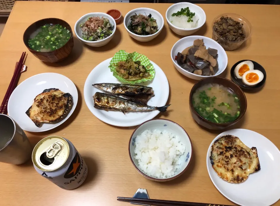 差し入れで作る夕飯
白和え、秋刀魚、大根おろし、ホタテとサーモングラタン、筍とこんにゃくの煮物、味玉、あさりの佃煮、漬物、キャベツとピーマンソテー|じゅんこさん